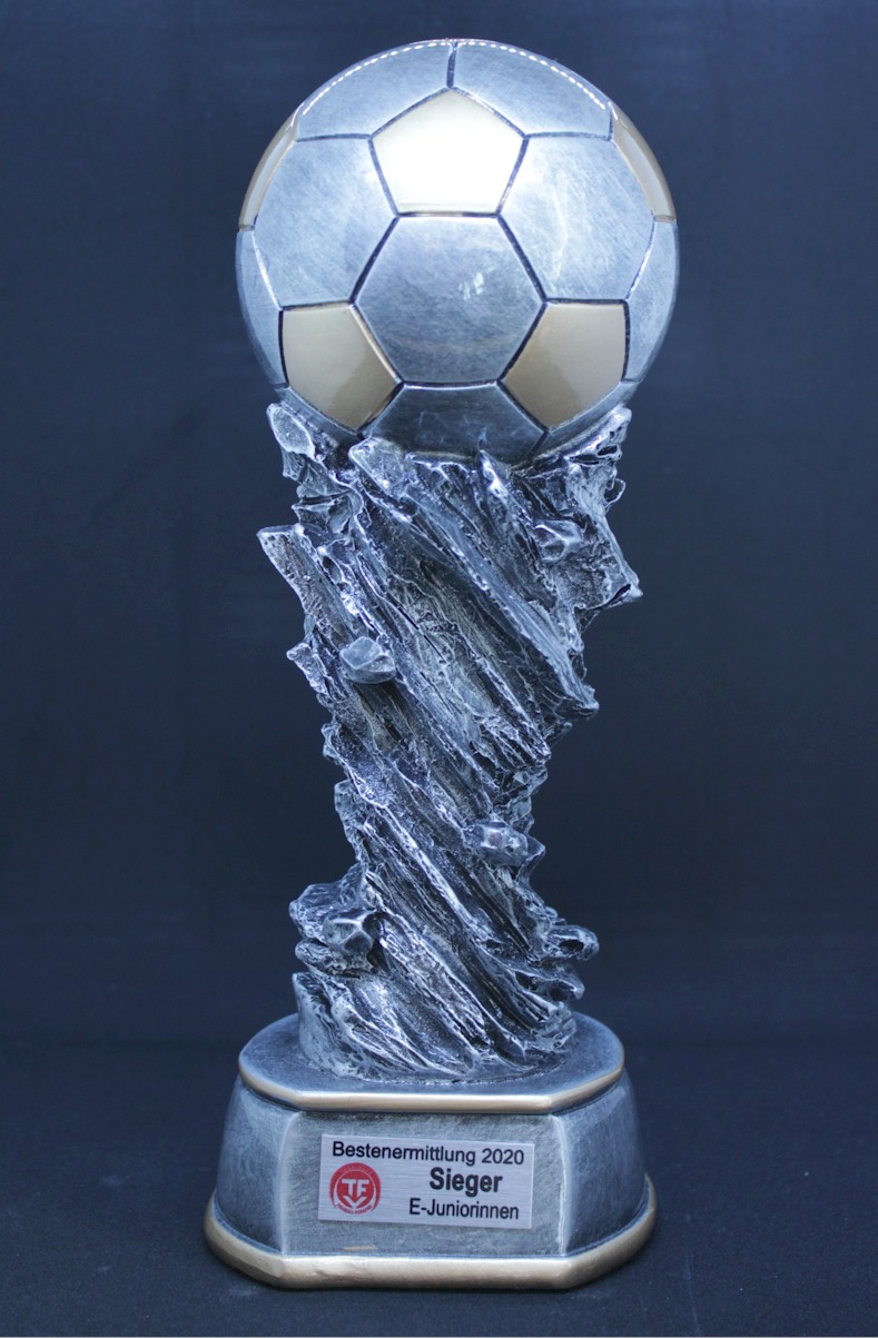 Pokal des TFV für den 1. Platz bei der Bestenermittlung der E-Juniorinnen 2020